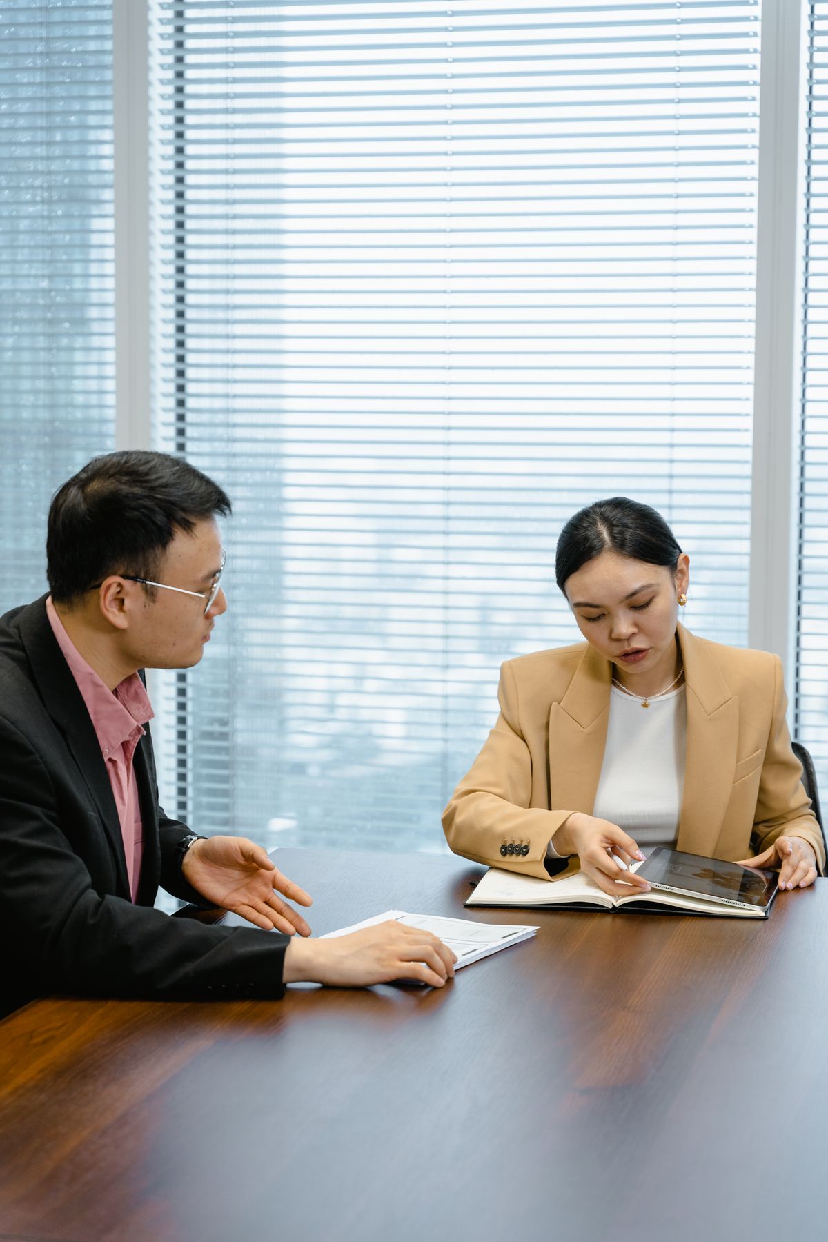 相談するスタッフと求職者